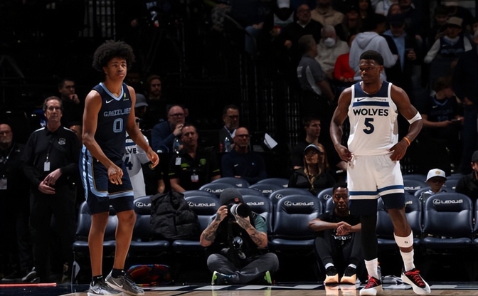 包含灰熊次轮秀逆袭登顶，率队击败对手的词条