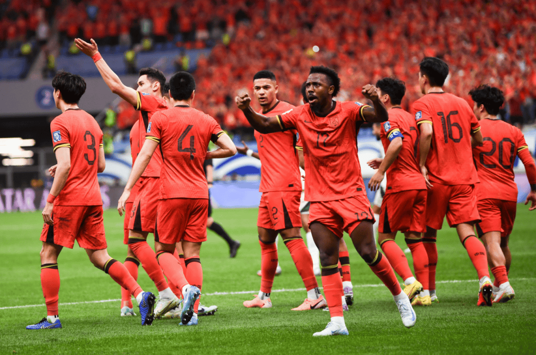 包含国际足球赛事备受瞩目，势均力敌的词条