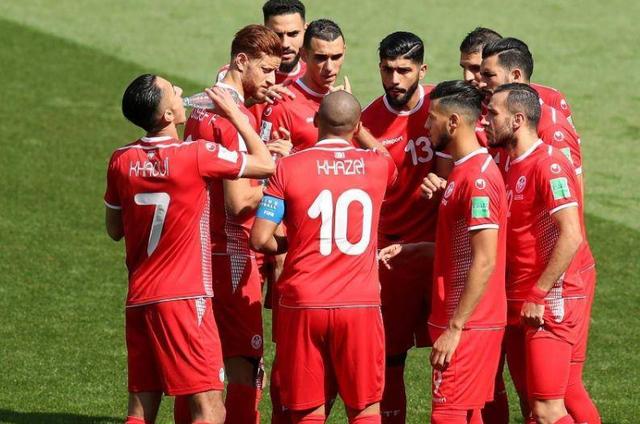 包含欧预赛大幕拉开，场上各队展现实力拼搏态度的词条