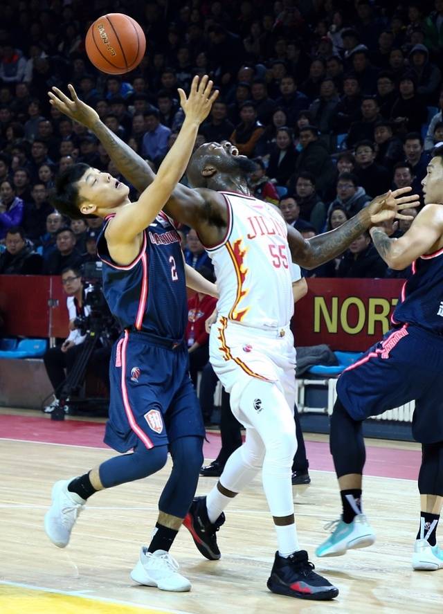 希洪竞技不满主裁判，客场失利