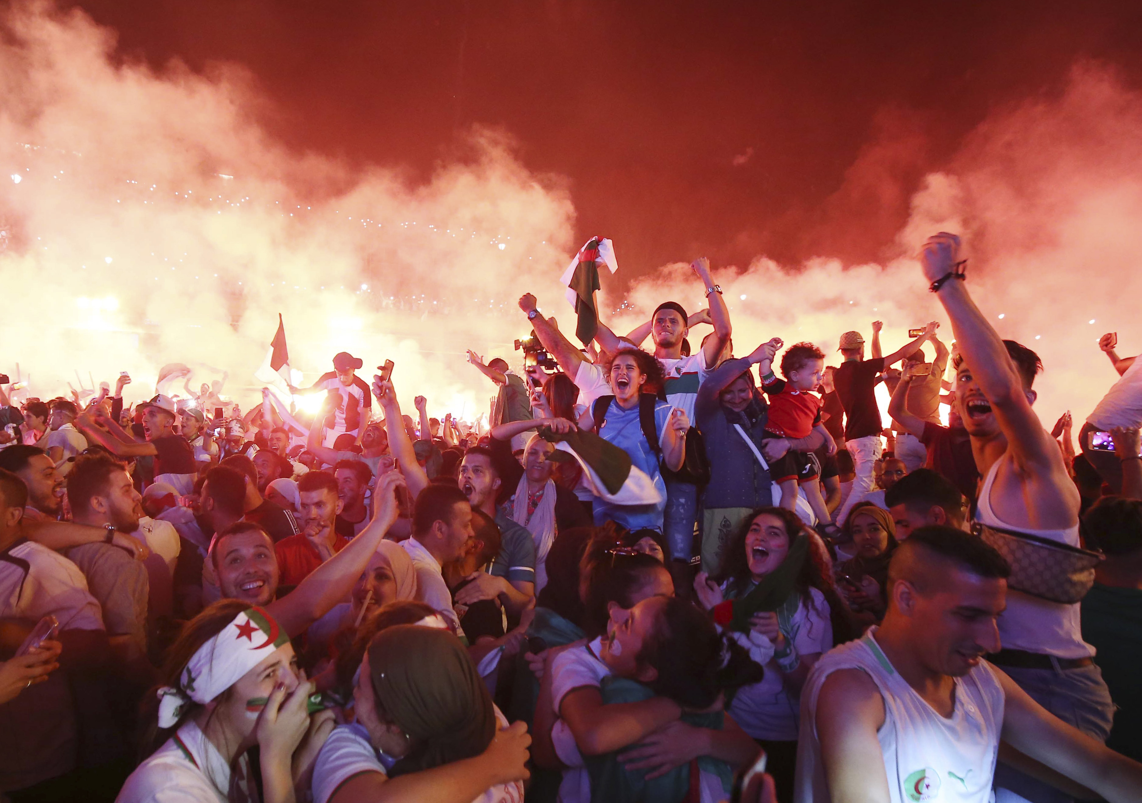 欧国联赛氛围火爆，球迷热情高涨