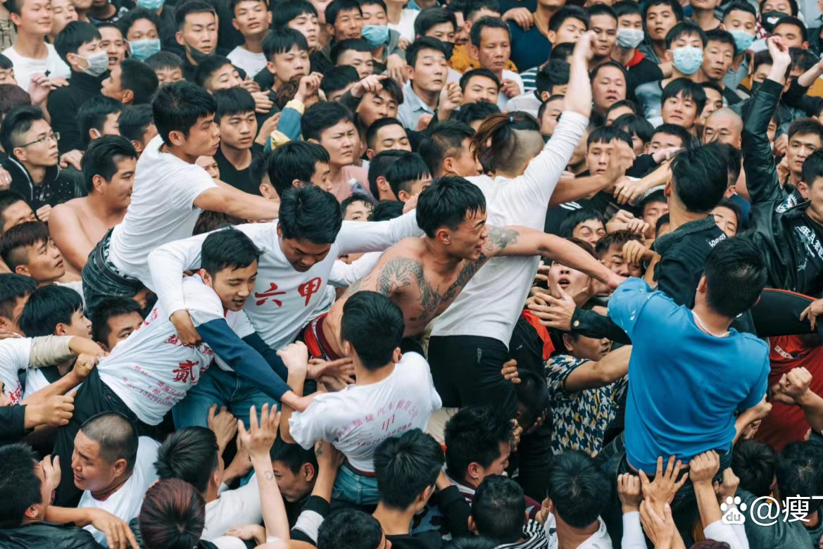 关于观众们为赛事的高潮部分迫不及待,场面一片热烈的信息 关于观众们为赛事的高潮部分迫不及待,场面一片热烈的信息