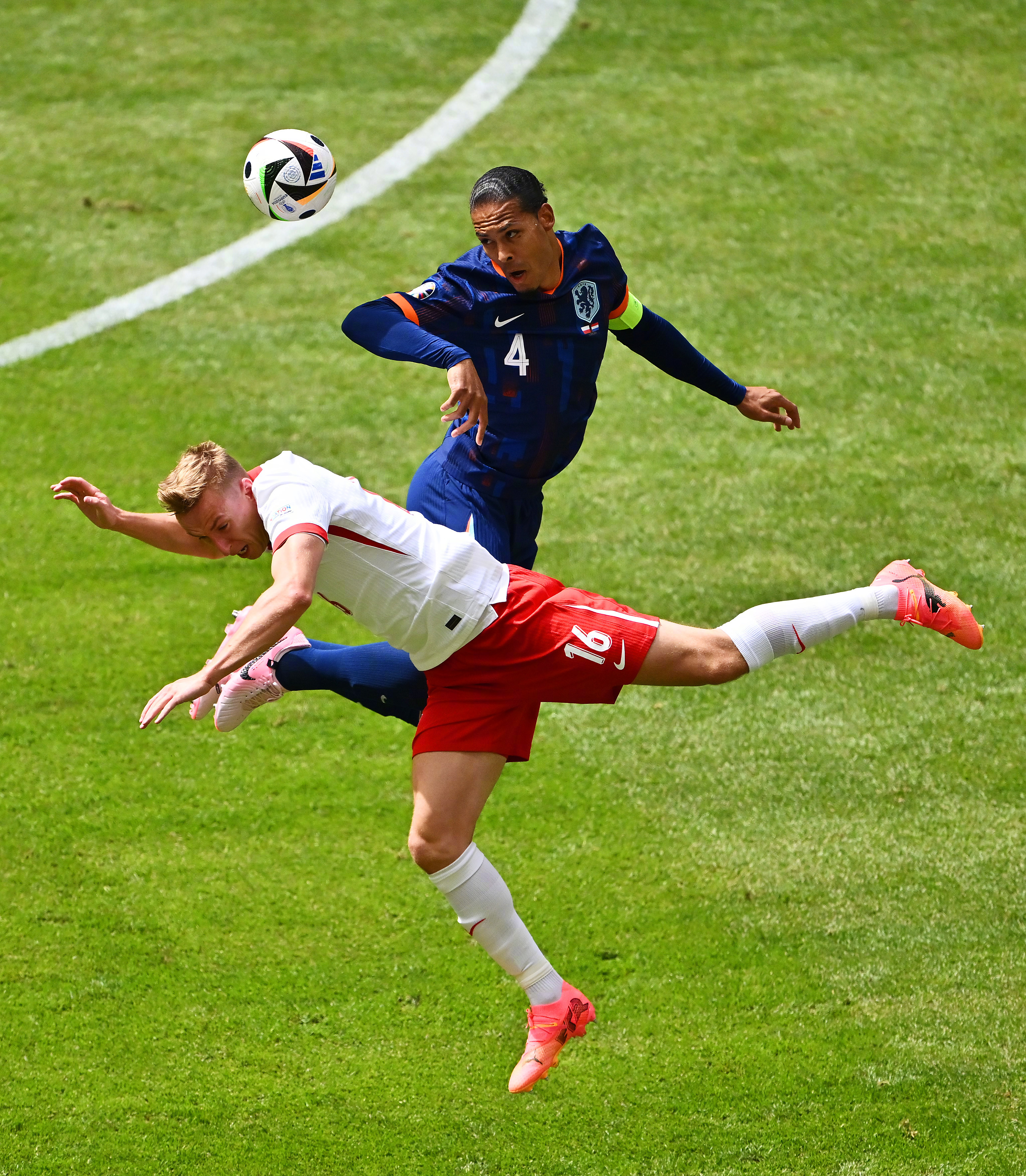 纷争不断!欧洲杯赛中最新动态 纷争不断!欧洲杯赛中最新动态