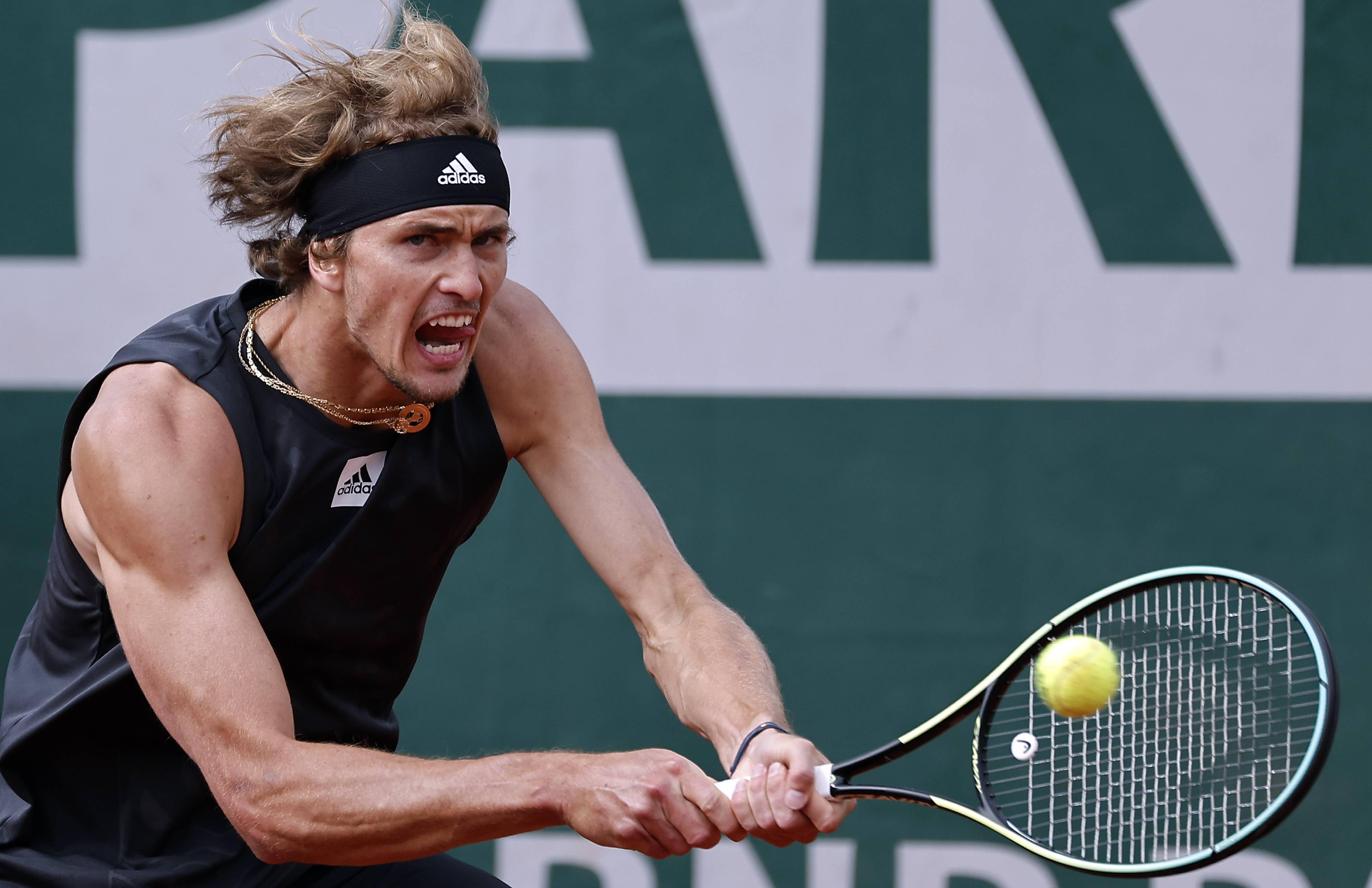 包含英国网球队完胜西班牙网球队，兹维列夫三分雨点燃全场的词条