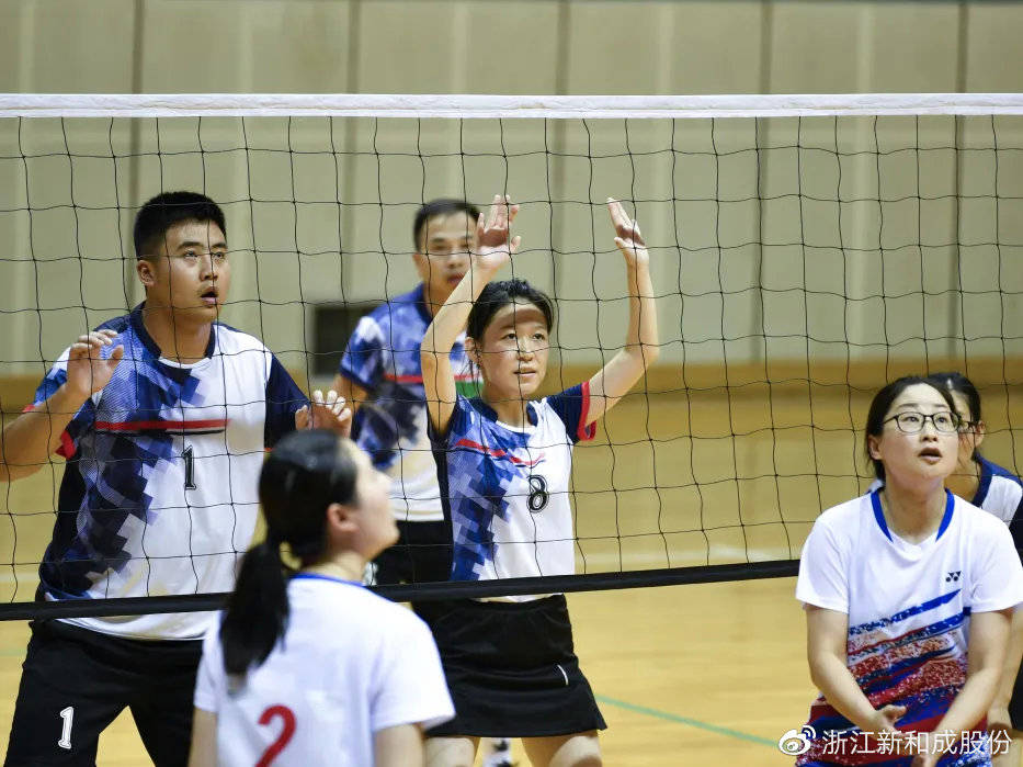 黄队在比赛中脱颖而出,夺得胜利 黄队在比赛中脱颖而出,夺得胜利