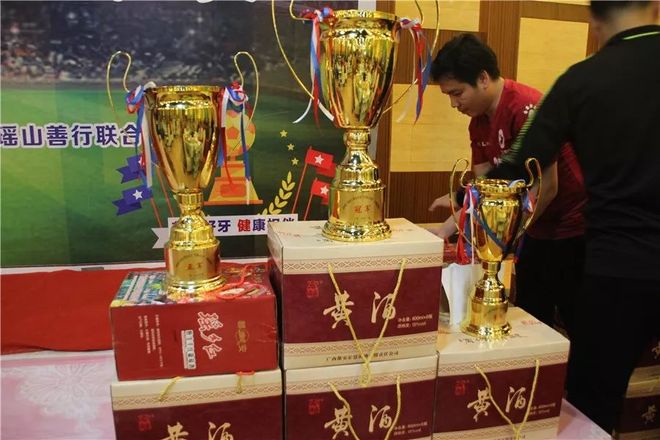 黄队在比赛中脱颖而出,夺得胜利 黄队在比赛中脱颖而出,夺得胜利