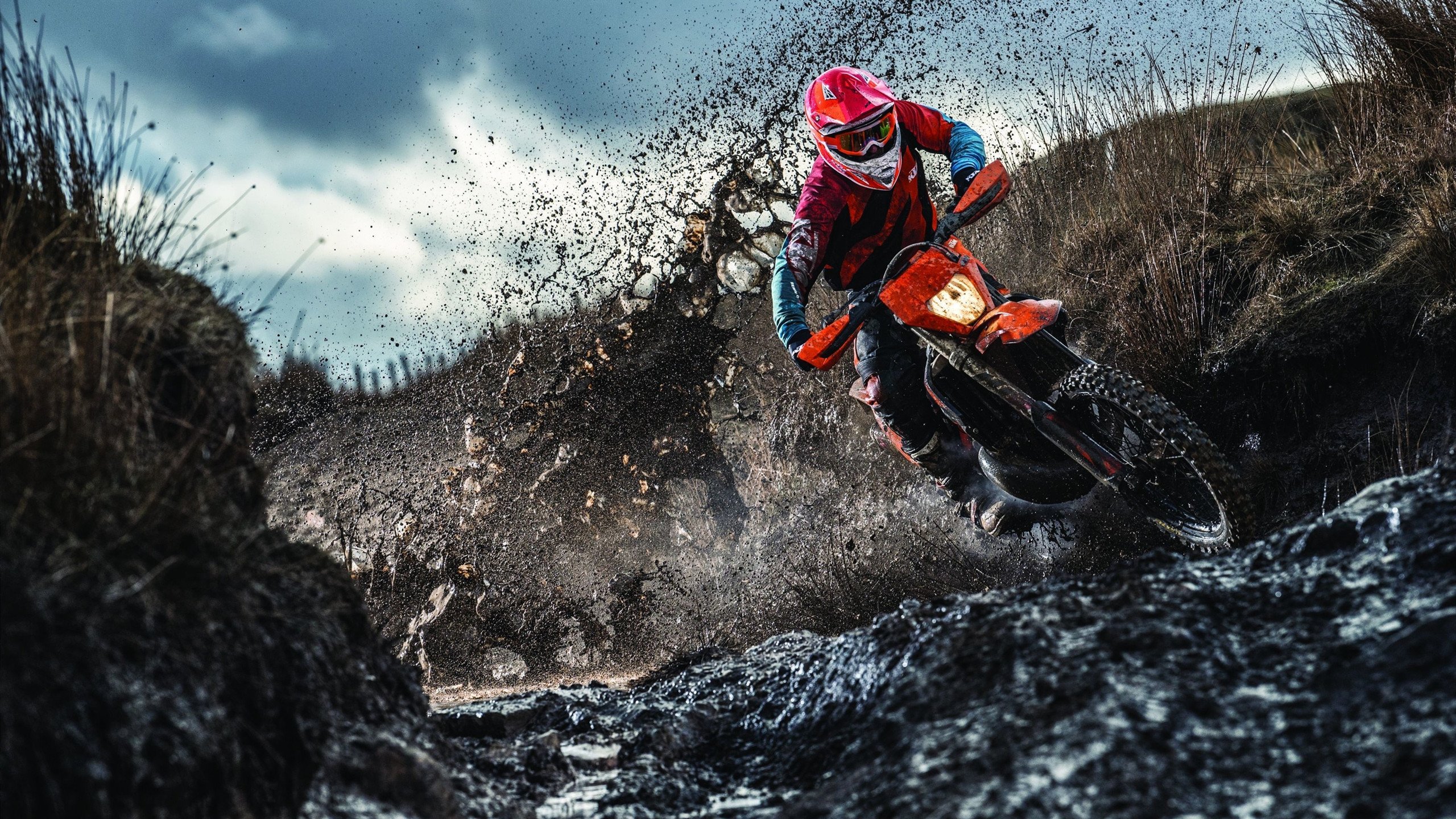 赛道上的绝对统治，塞恩斯驾驭迈凯伦完胜红牛二队，演绎大师级表现